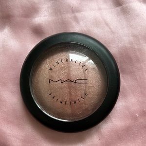 LE MAC Cosmetics Mineralize Skinfinish in BLONDIE / EUC